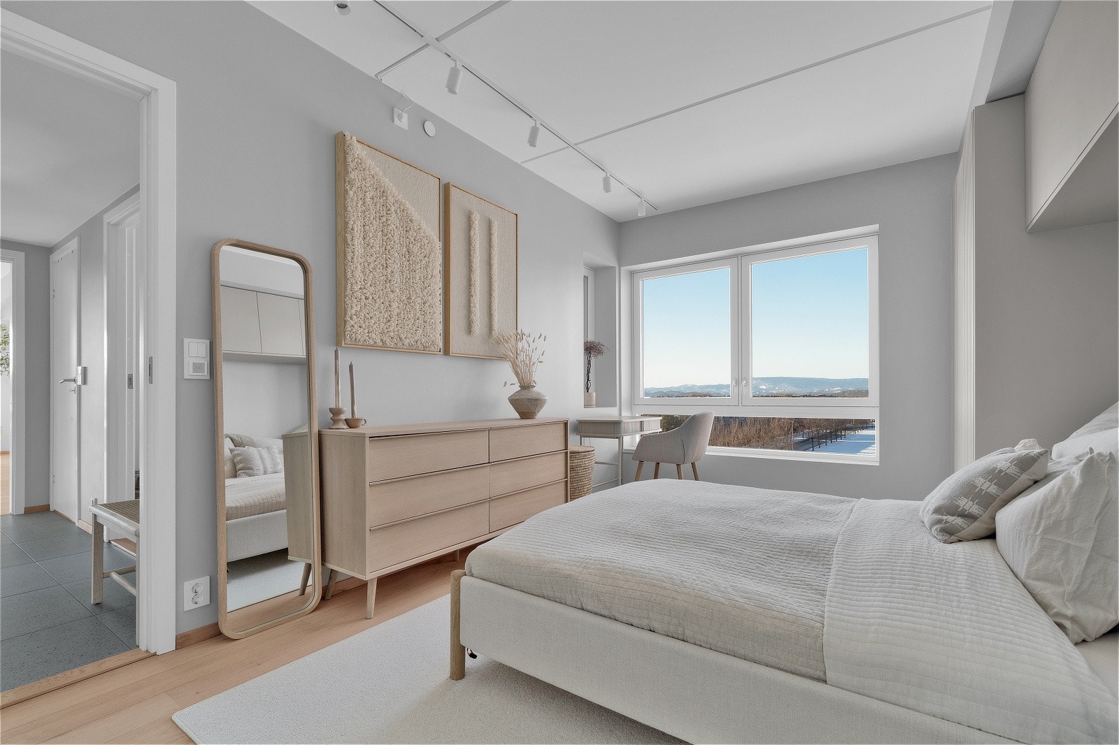 Rommet har parkett på gulv og er malt i en lys, tidsriktig farge Galleribilde