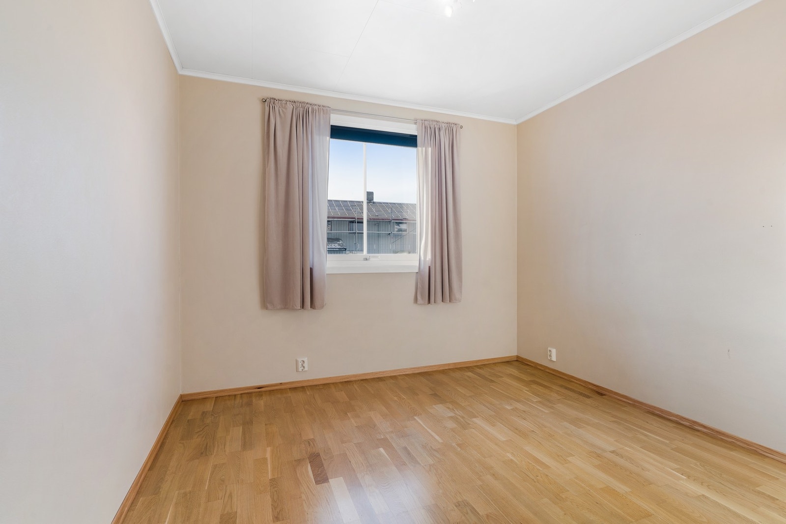 HYBEL - Stua er i dag møblert med møbler som medfølger. Galleribilde