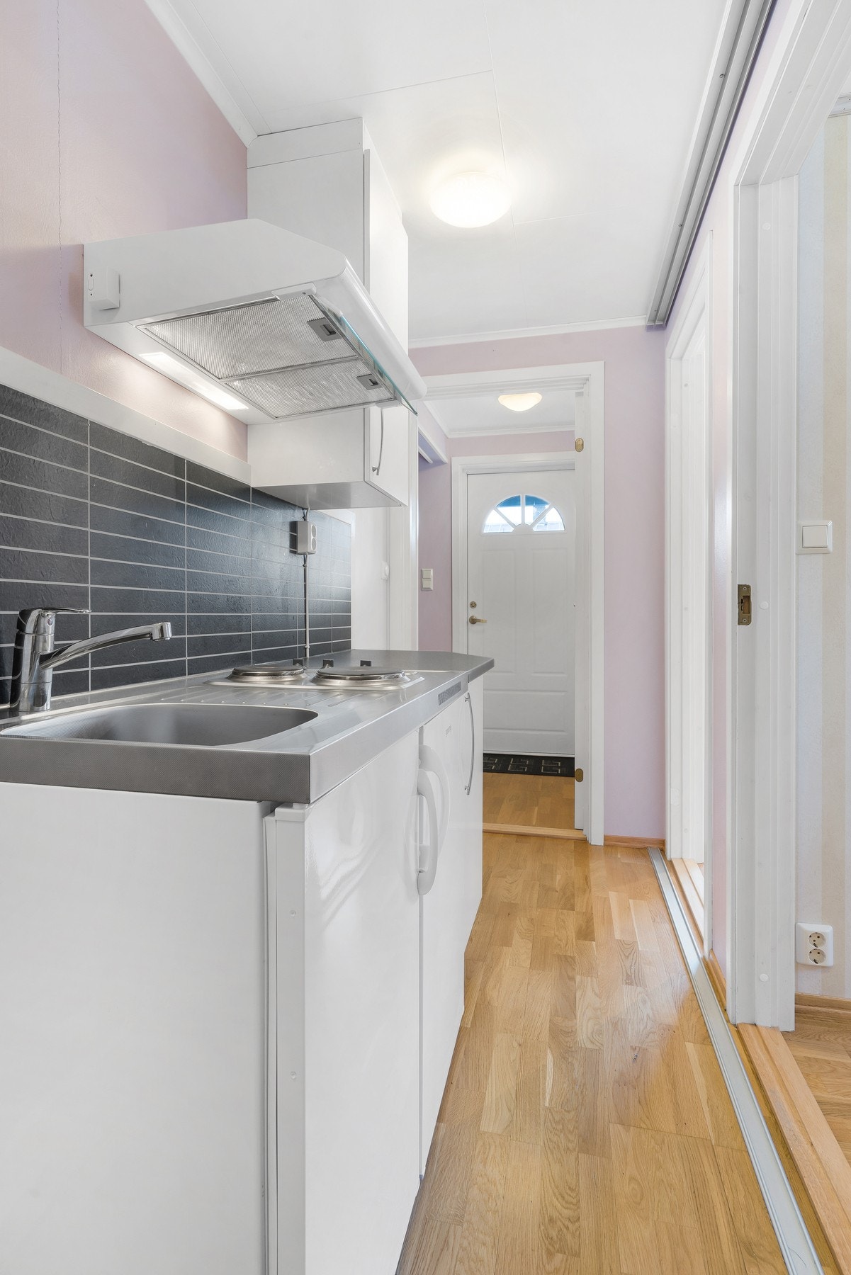 HYBEL - Minikjøkken med 2 kokeplater, kjøleskap, vask og skap. Galleribilde