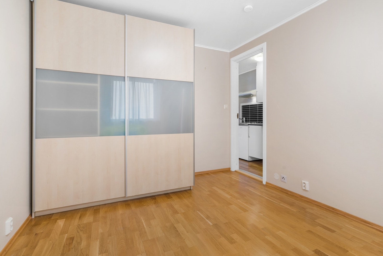 HYBEL - Stue med oppbevaringsplass i medfølgende garderobeskap. Galleribilde