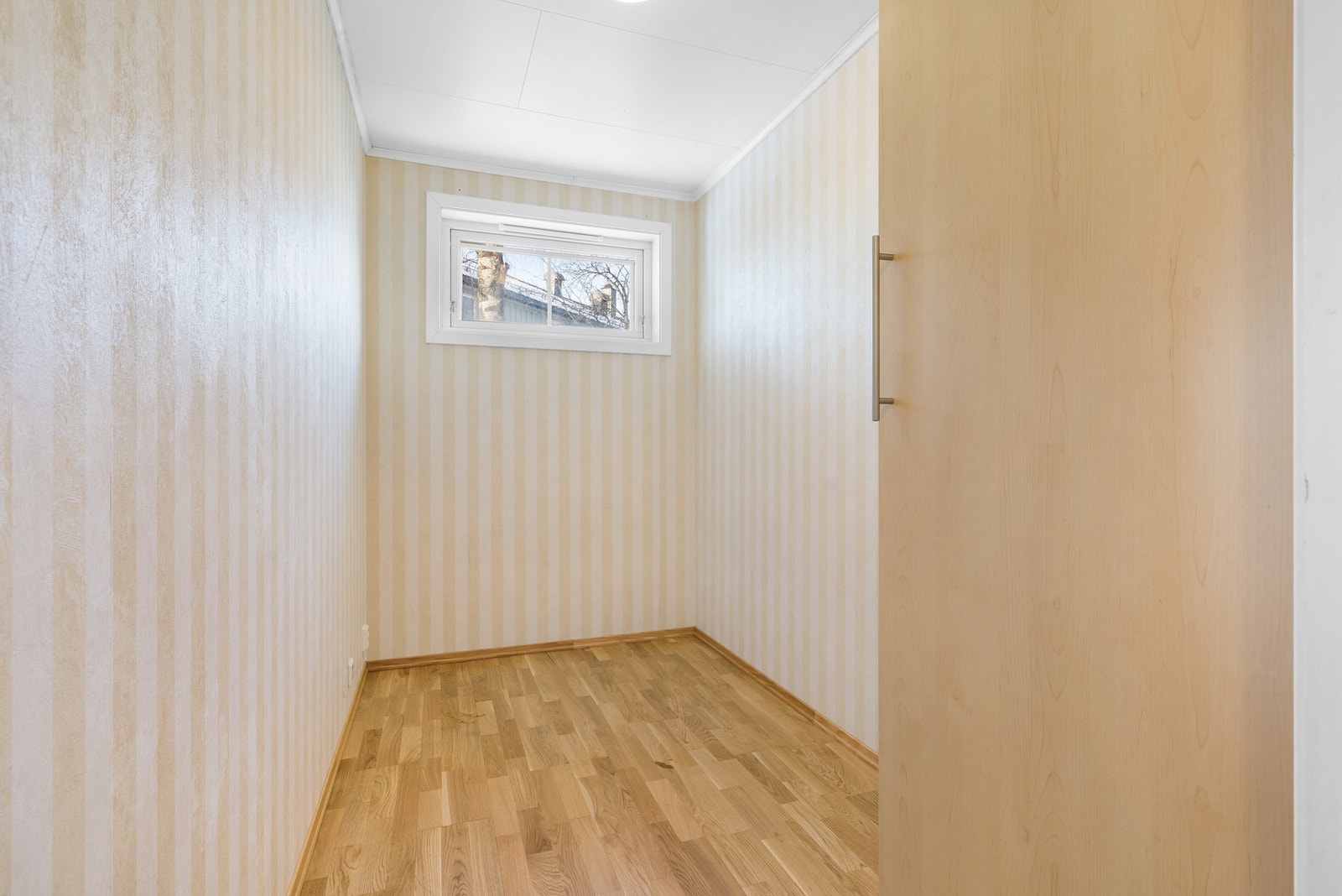 HYBEL - Bod innredet som soverom (ikke søkt bruksendring). I dag møblert med seng som medfølger. Galleribilde