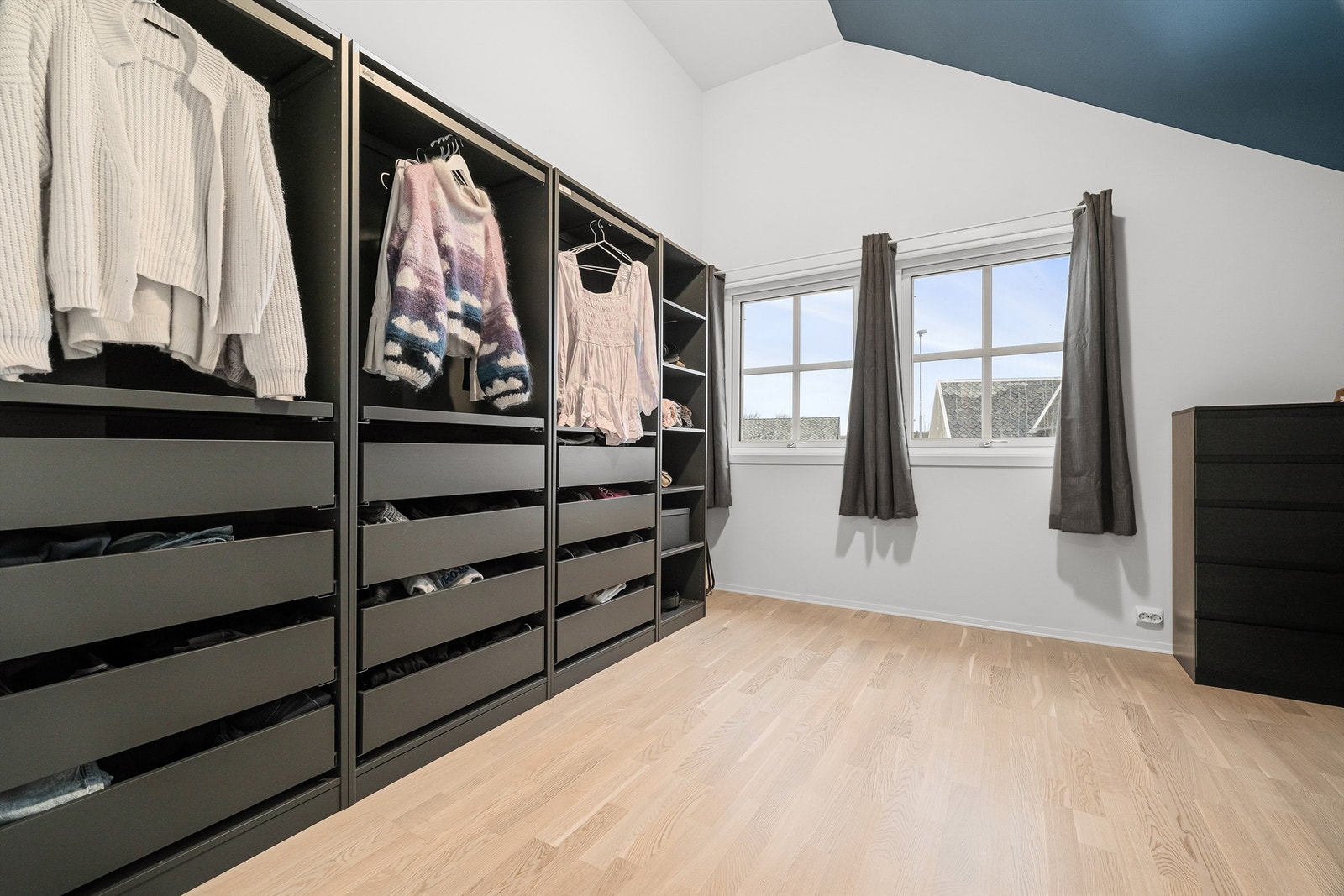 Rommet gir rikelig med plass for en stor garderobeløsning. Galleribilde