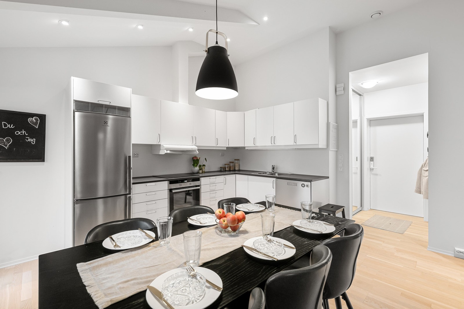 Kjøkkenet er funksjonelt med slitesterk laminatbenkeplate og ventilator i overskap. Galleribilde