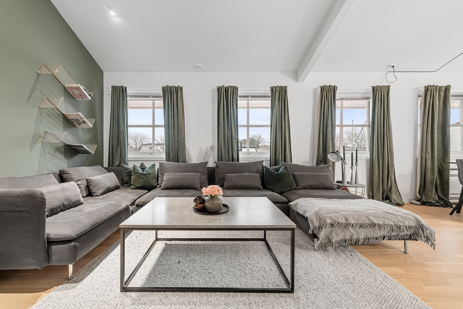 Store vindusflater slipper inn rikelig med lys, og en energieffektiv varmepumpe er installert. Galleribilde