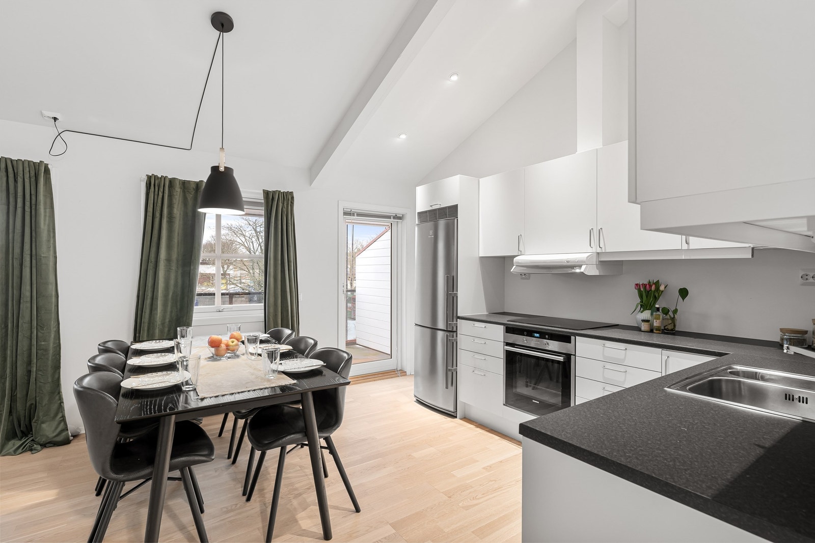 Fra kjøkkenet er det direkte utgang til en hyggelig balkong. Galleribilde