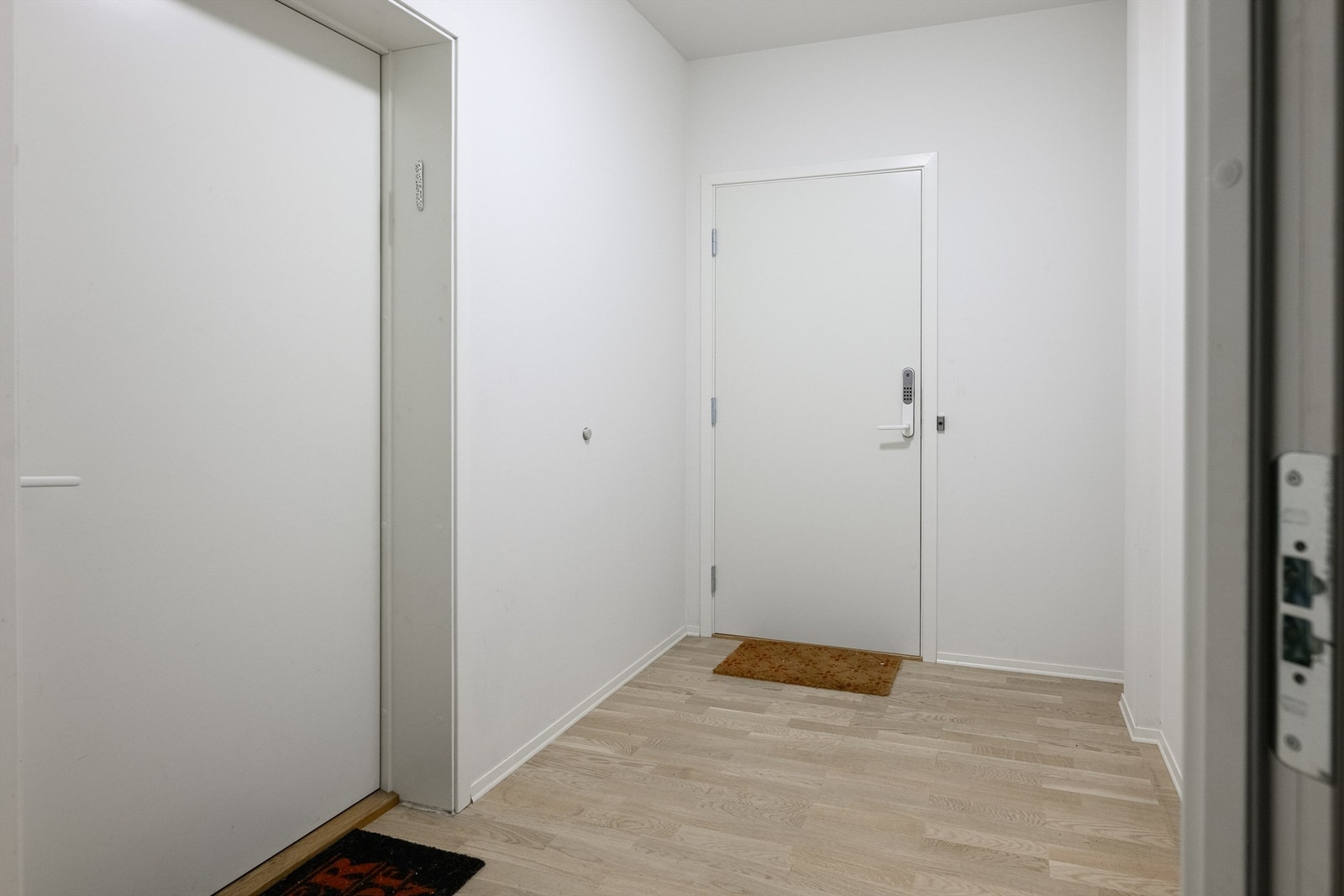 Felles yttergang deles med en annen leilighet, denne leder ut til trappeoppgang. Galleribilde