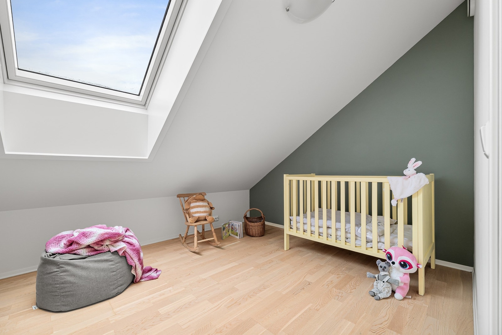 Bod som i dag er innredet som soverom. Bruksendring er ikke omsøkt, rommet er ikke godkjent for varig opphold. Galleribilde