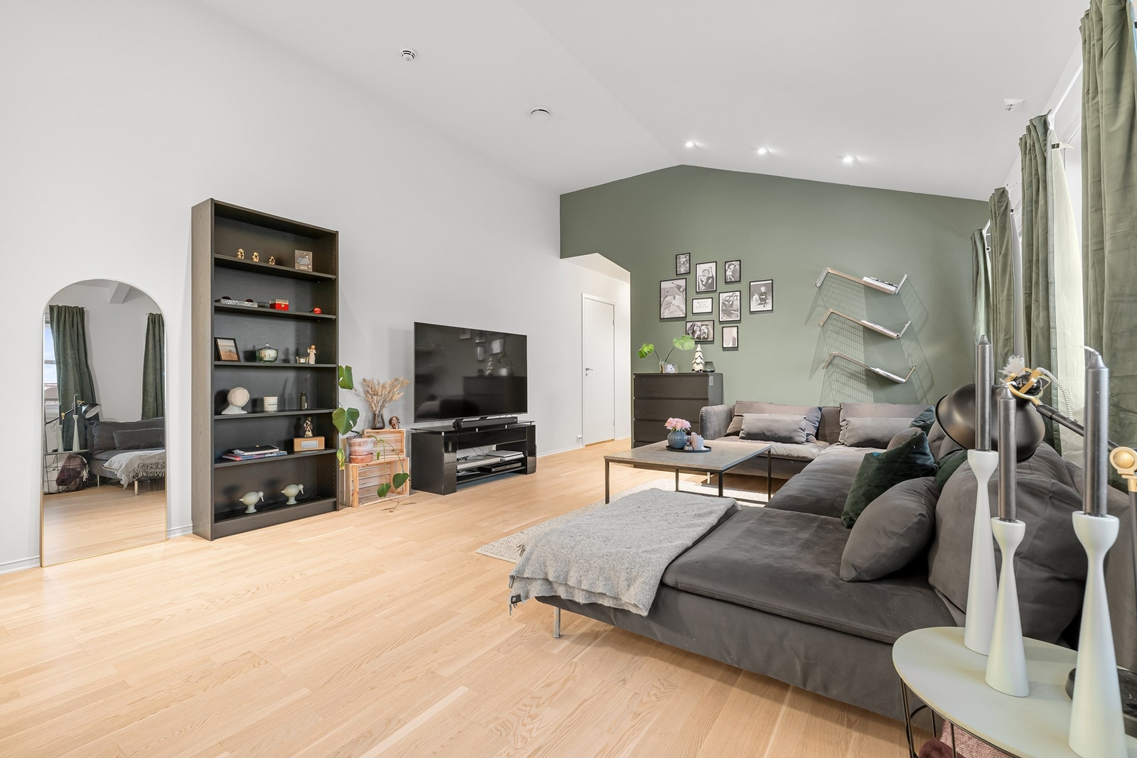 Gjennomgående parkett på gulv og malte flater gir et helhetlig og lyst inntrykk. Galleribilde