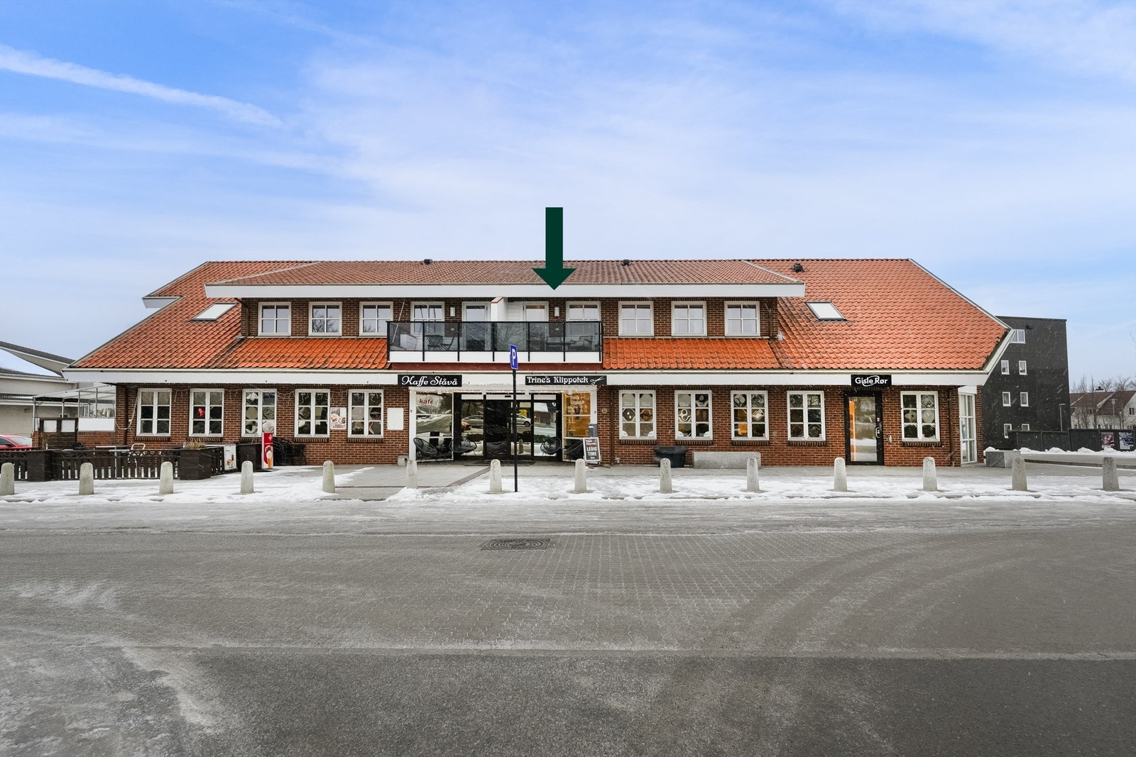 I byggets førsteetasje finner du blant annet frisør og kafé. Galleribilde