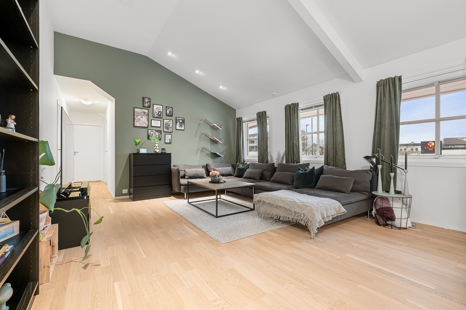 Stuen har en imponerende takhøyde som gir en luftig og åpen romfølelse. Galleribilde