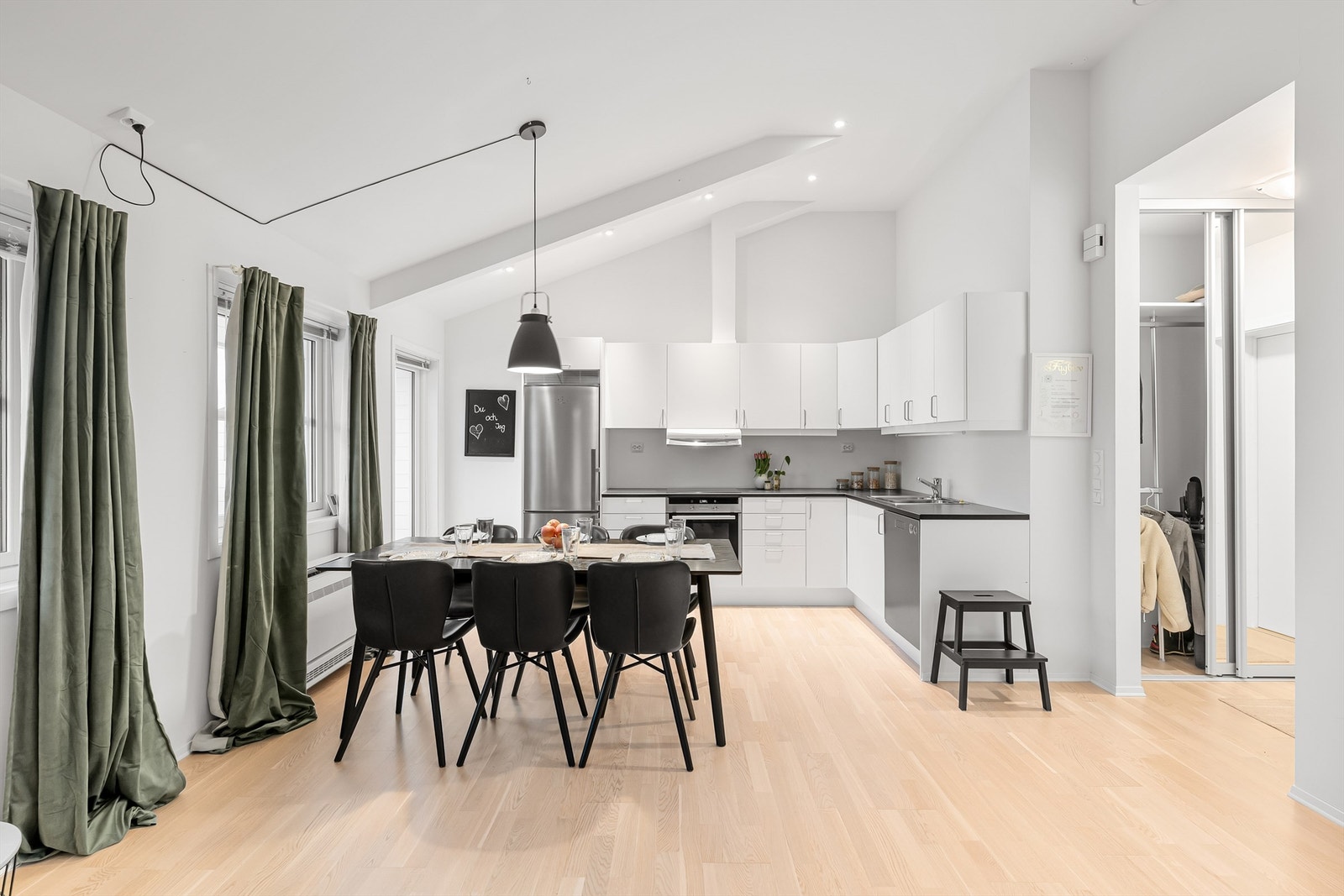 En moderne og sentral leilighet med åpen løsning mellom stue og kjøkken. Galleribilde