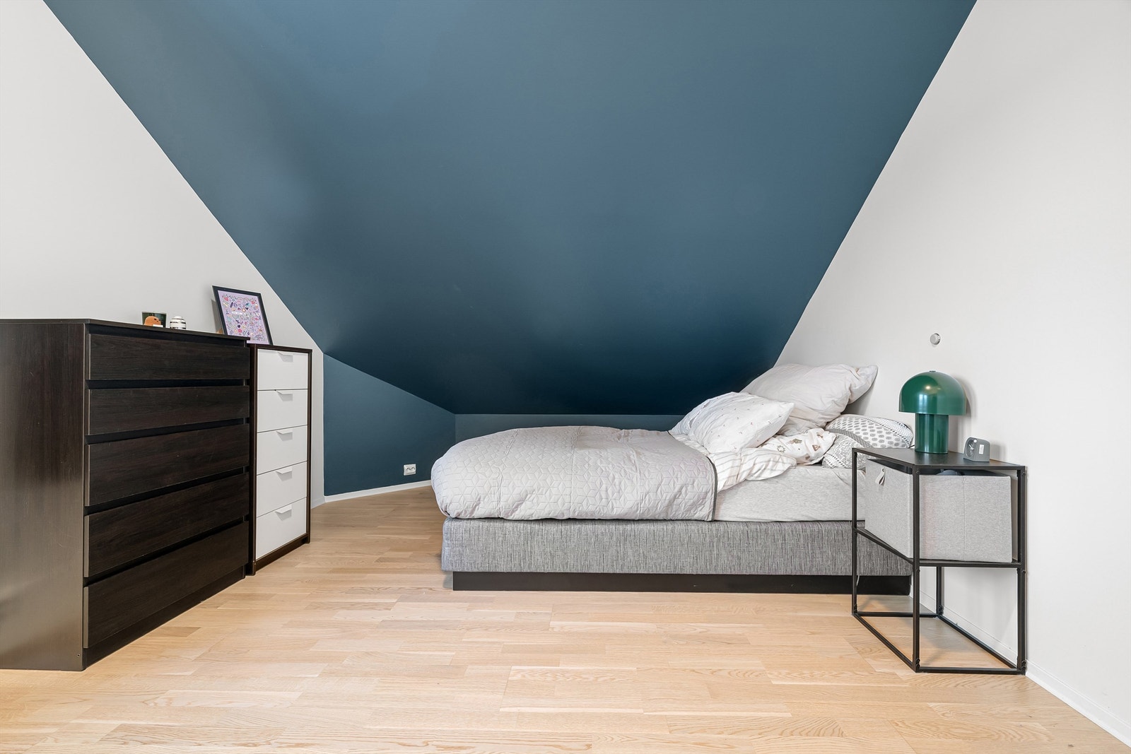 Romslig hovedsoverom med parkett på gulvet. Galleribilde