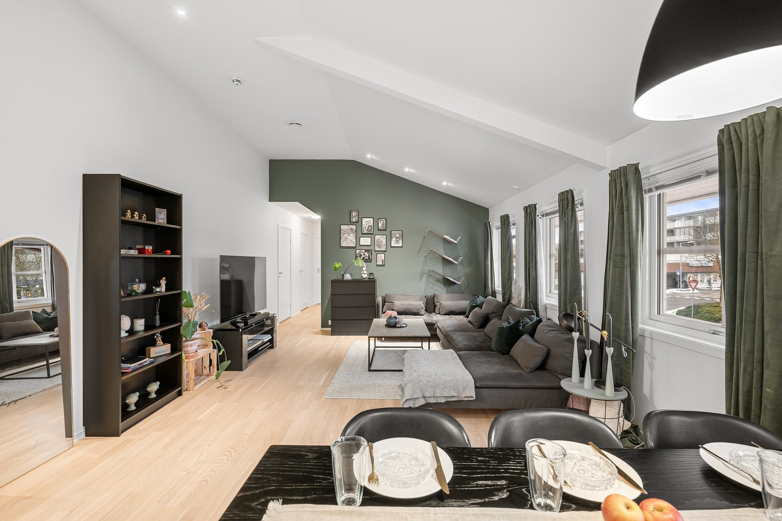 Den åpne løsningen skaper en sosial og samlende sone mellom kjøkkenet og stuen. Galleribilde