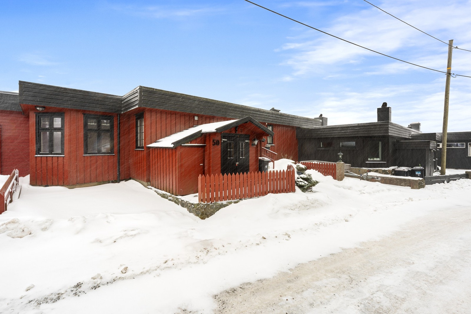 - Det er plass til to parkeringsplasser på fremsiden av boligen, samt garasje i rekke - Galleribilde