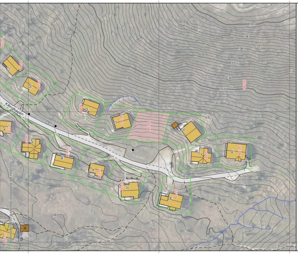 Tomta ligger i et etablert og populært hytteområde på Vegglifjell, helt øverst i Killingdalen. Galleribilde