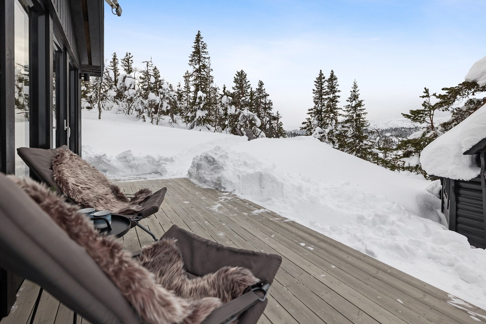 Her ute kan man nyte stillheten og den flotte utsikten over nærområdet. Galleribilde