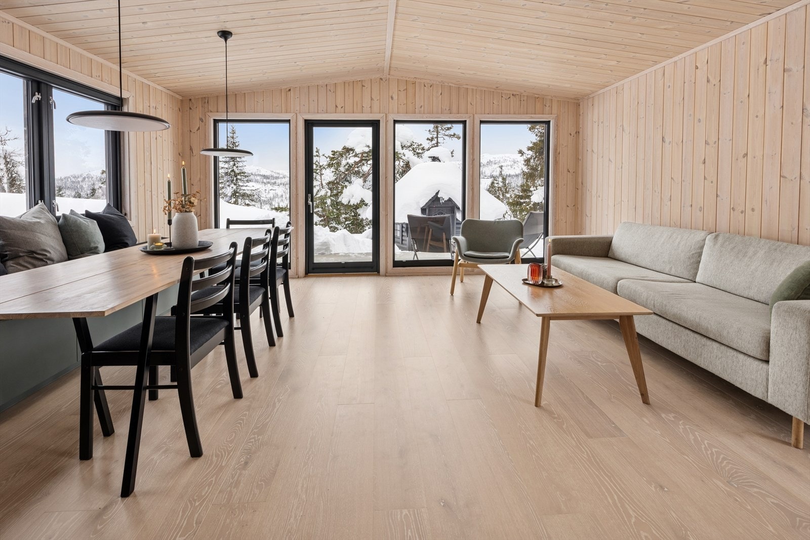 Fra stuen er det direkte utgang til en romslig terrasse. Galleribilde