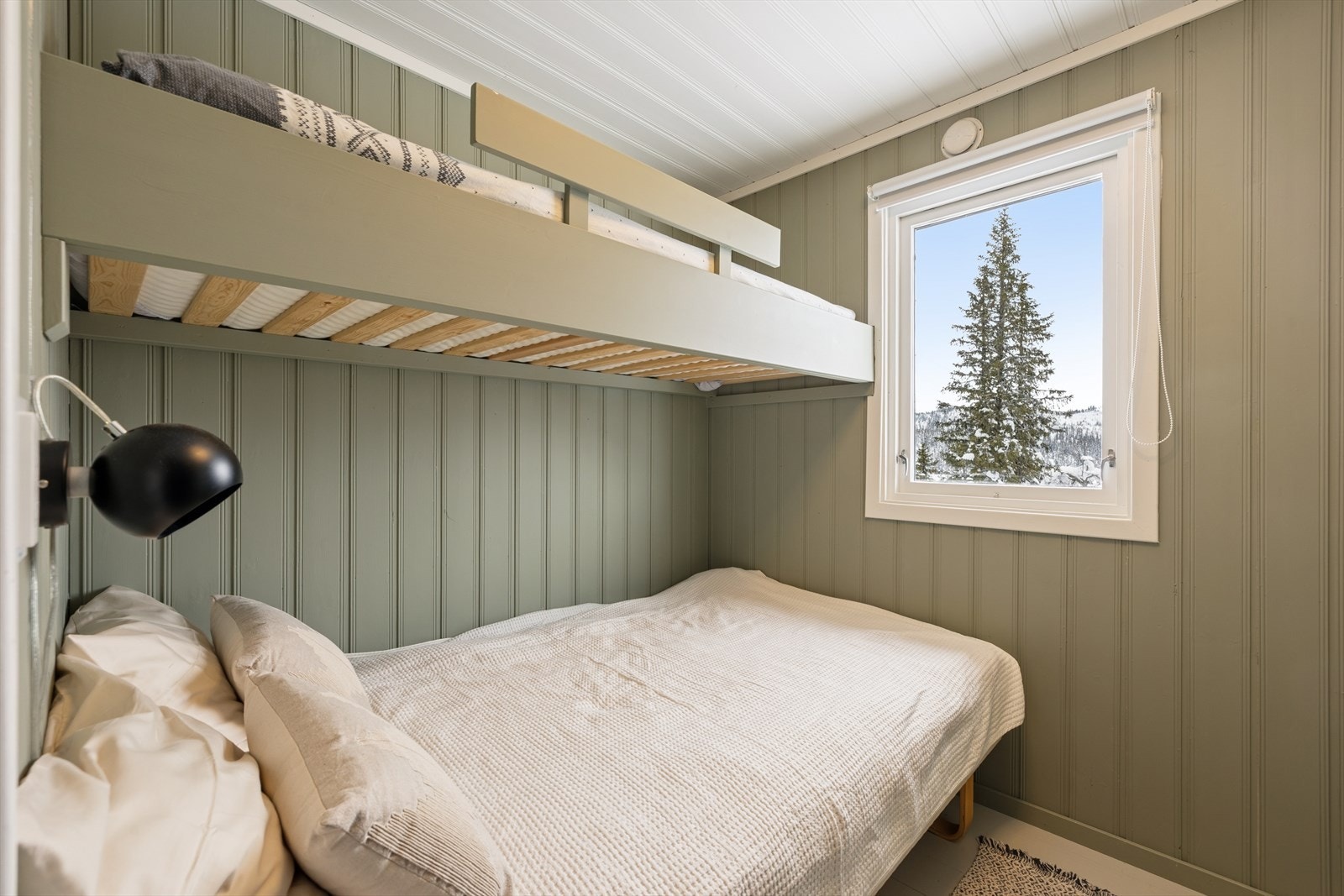 Hytten har 3 soverom, alle med en arealeffektiv innredning. Galleribilde
