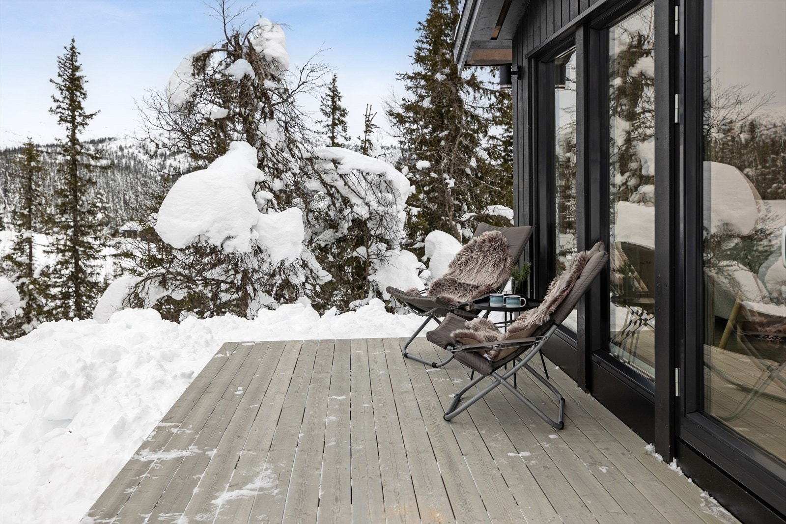 Terrassen blir en naturlig forlengelse av hytten på dager med godt vær. Galleribilde