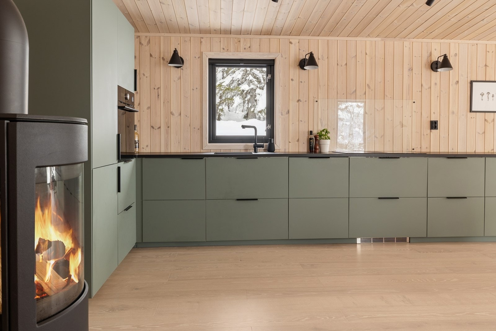 Peisovnen er plassert sentralt mellom kjøkkenet og stuen. Galleribilde