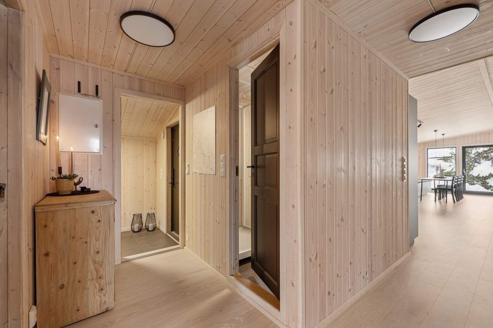 Velkommen inn i en lys og trivelig gang med adkomst til alle rom. Galleribilde