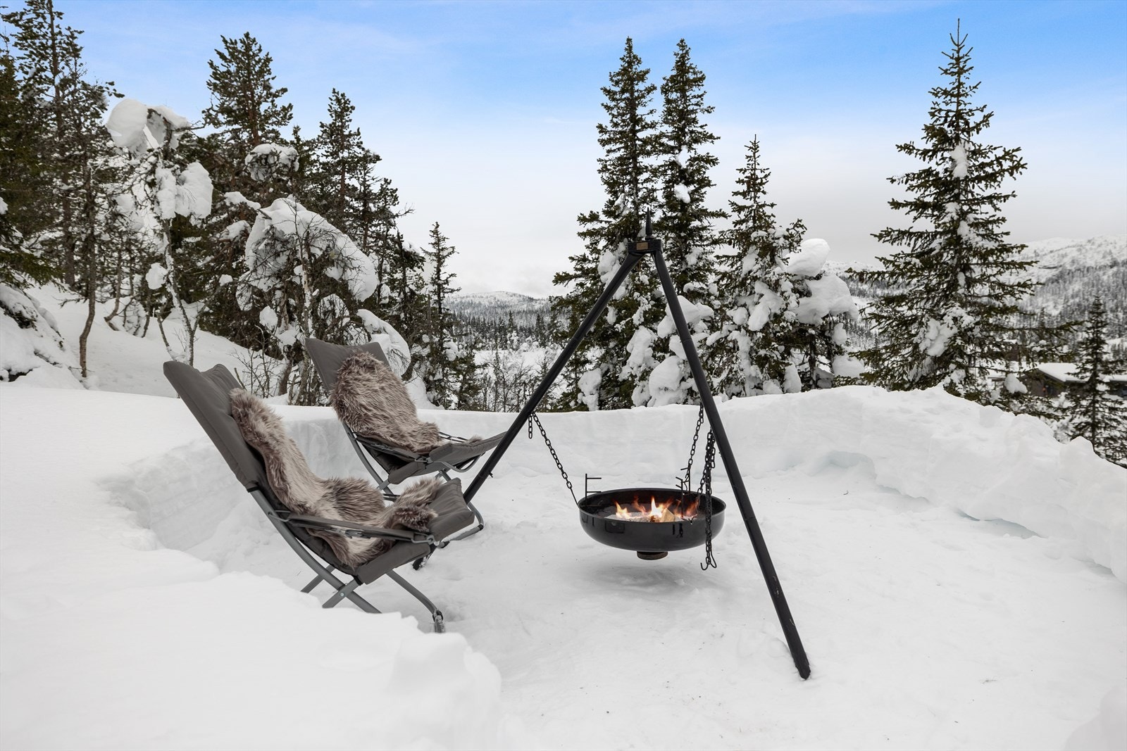 En egen bålpanne på tomten legger til rette for hyggelige stunder utendørs. Galleribilde