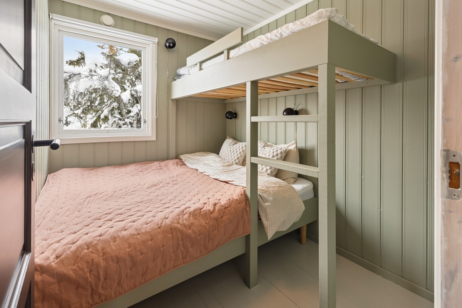 Soverommene er holdt i en gjennomgående stil som resten av hytten. Galleribilde