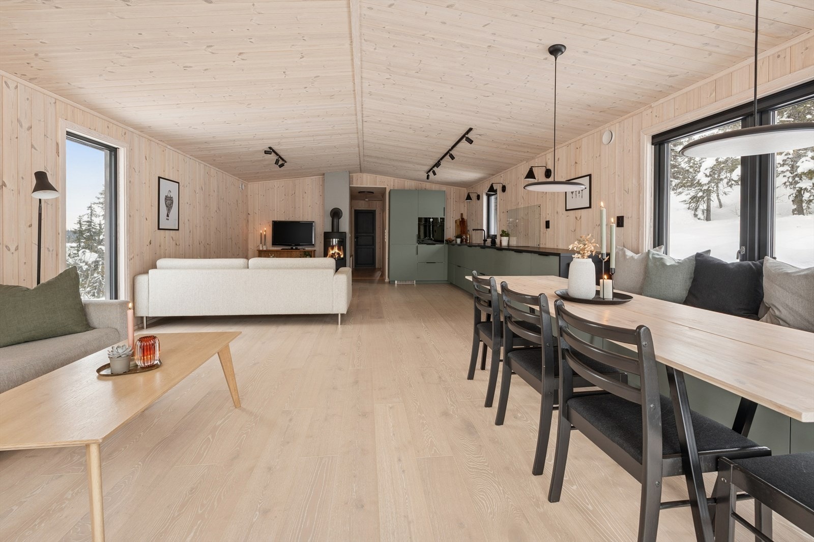 Gjennomgående lyse treoverflater skaper en helhetlig og varm atmosfære. Galleribilde