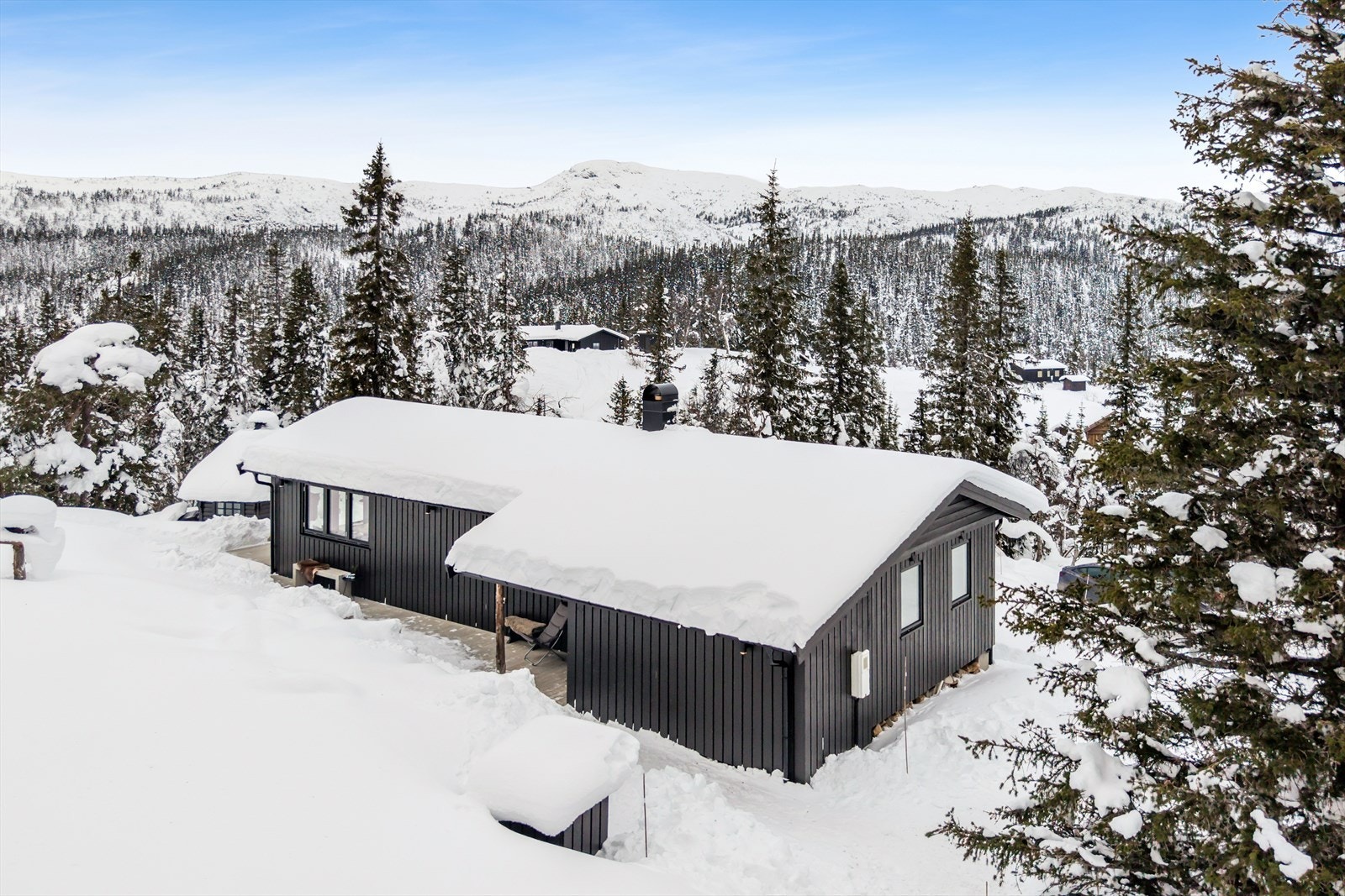 Denne hytten byr på komfortabel hverdagsglede med alle funksjoner samlet på ett plan. En gjennomført og brukervennlig løsning gjør hytta lett å trives i, enten du er ute etter rolige helger, ferier med familien eller et sted å nyte fjellivet! Galleribilde