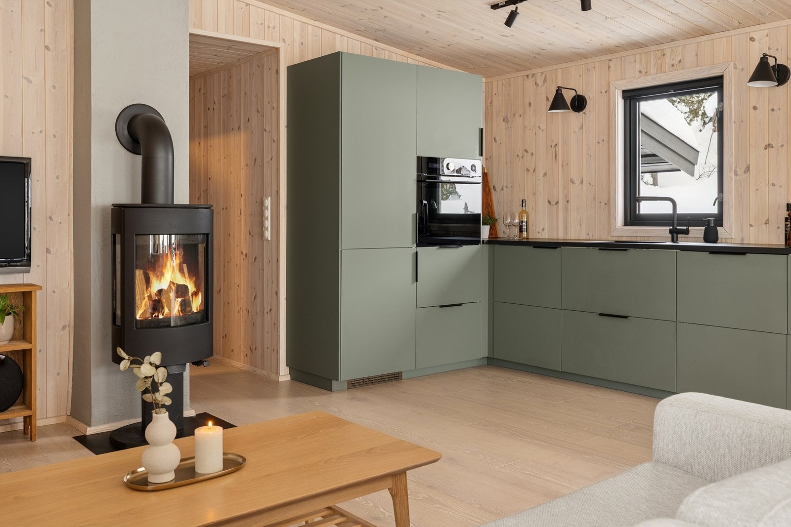 Moderne kjøkken, praktisk og funksjonell innredning med glatte fronter og laminat benkeplate. Komfyrvakt. Kjøkkenventilator integrert i koketopp med kullfilter. Galleribilde