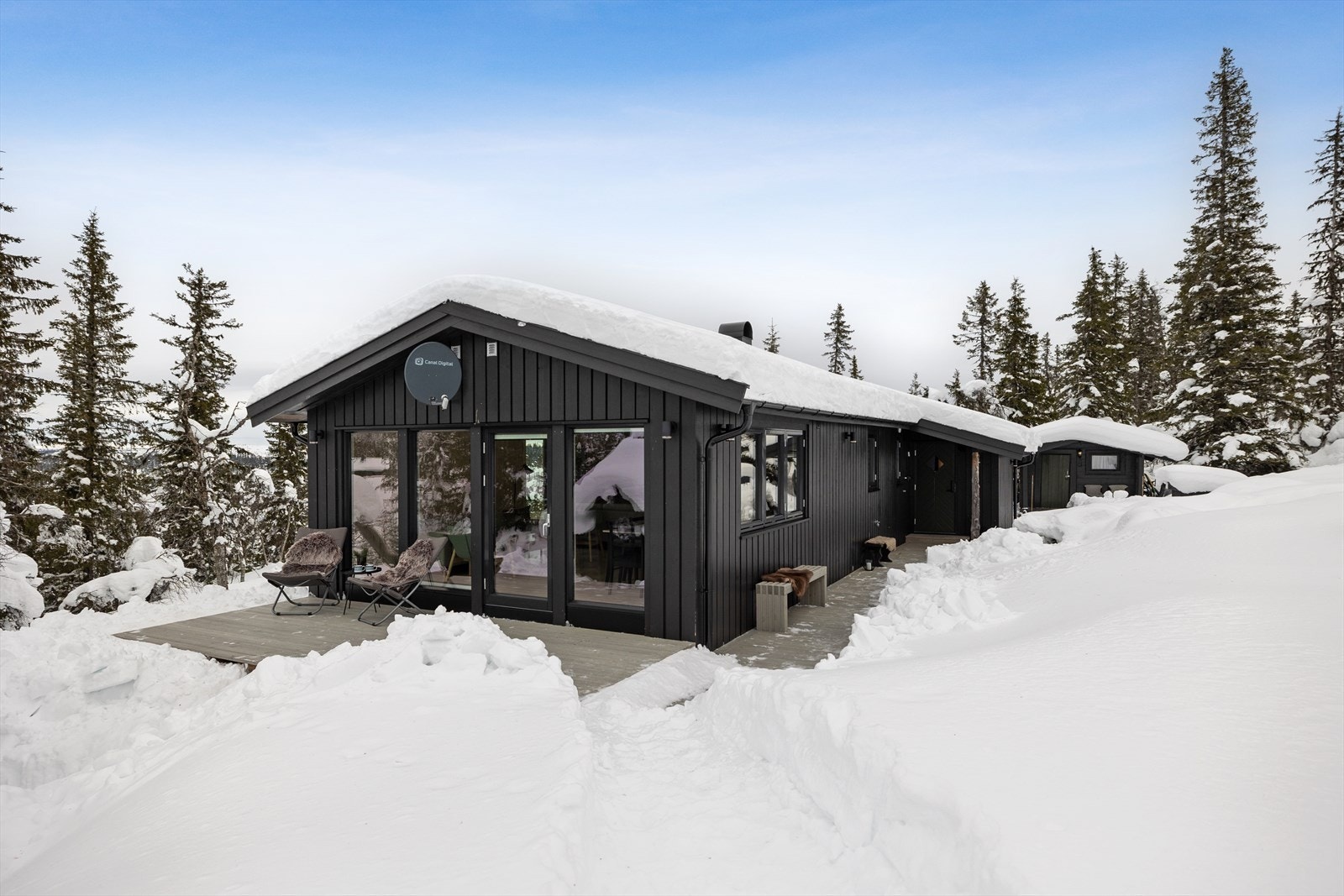 Gjennomført arkitektur med store vindusflater som slipper naturen og lyset inn. Galleribilde