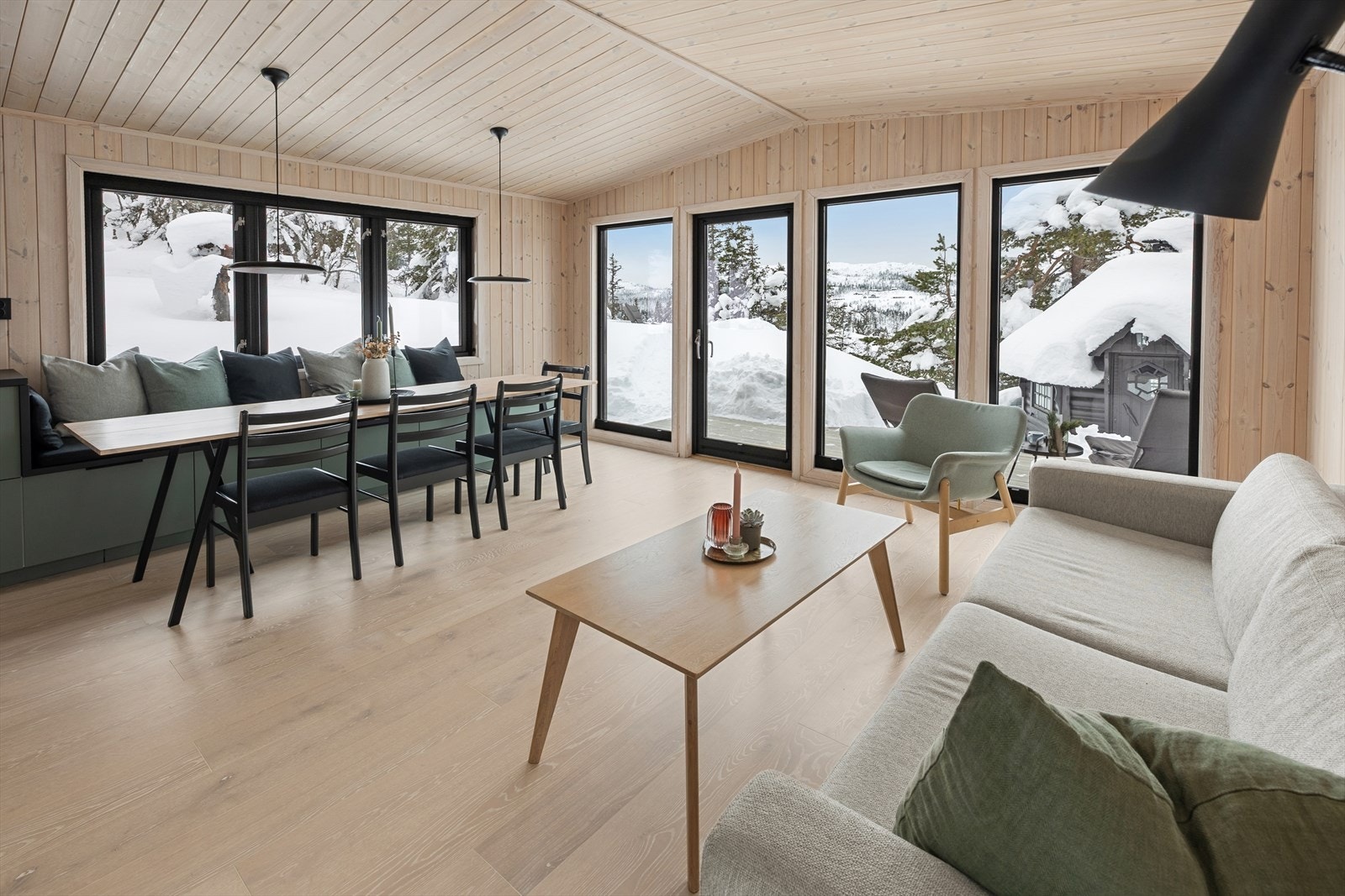 Fra spiseplassen kan man nyte utsikten gjennom de store vinduene. Galleribilde