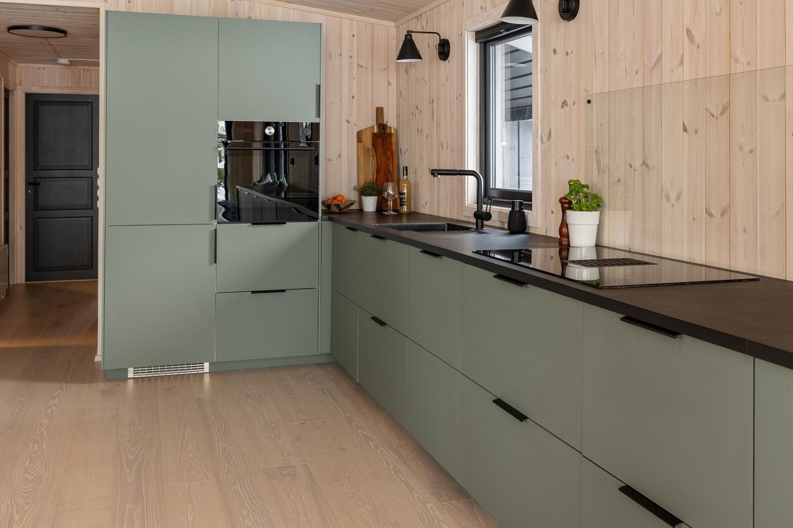 Kjøkkenet har rikelig med skap- og benkeplass for enkel matlaging. Galleribilde