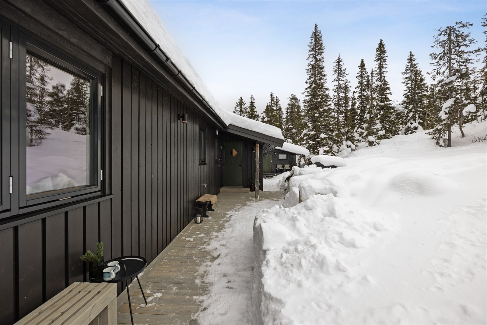 Flott, overbygget inngangsparti og hyggelig veranda - her kan du nyte både morgenkaffen og solnedgangen med frisk fjelluft! Galleribilde