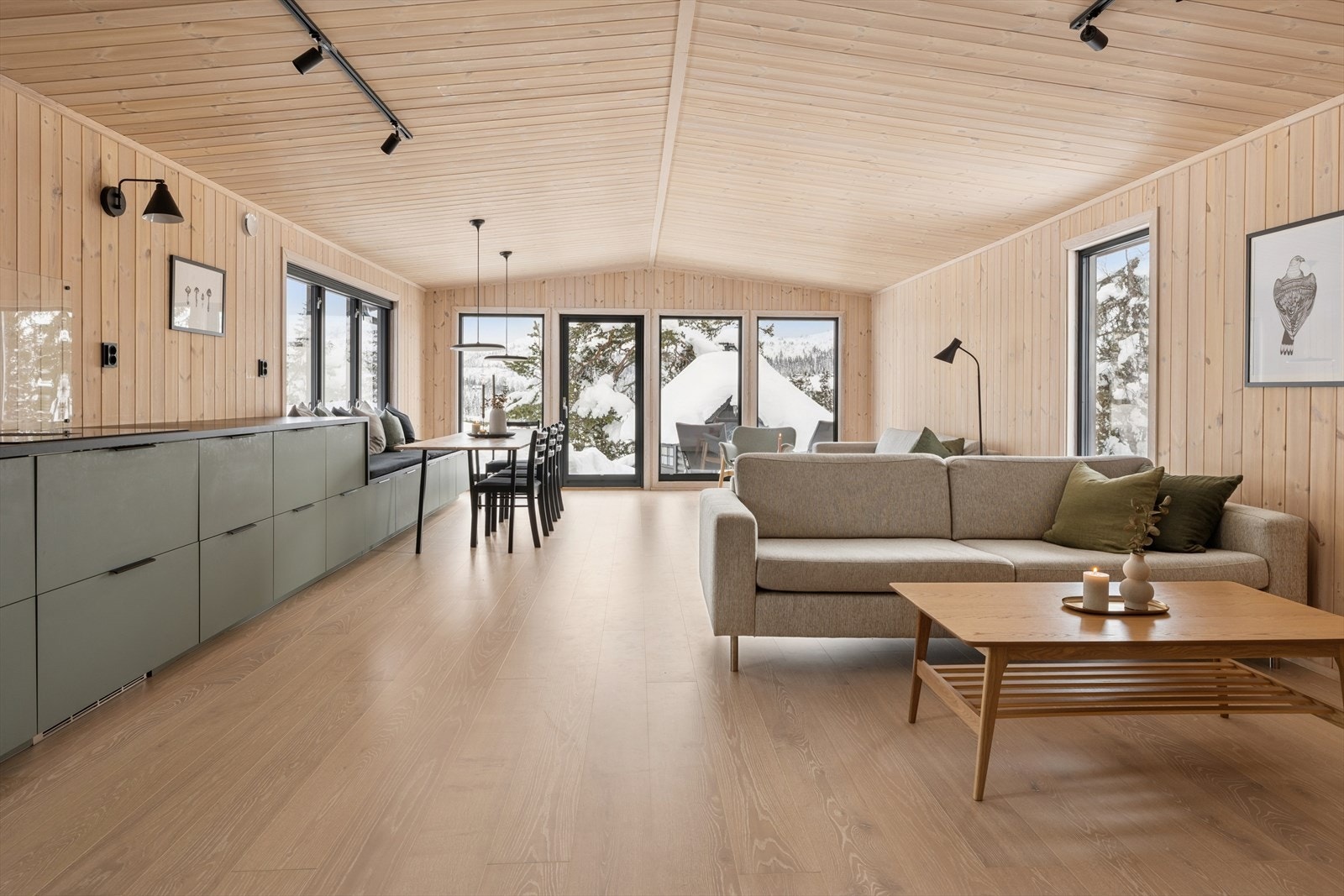 Det åpne allrommet er hyttens sosiale samlingspunkt, med plass til både sofagruppe og spisebord. Galleribilde
