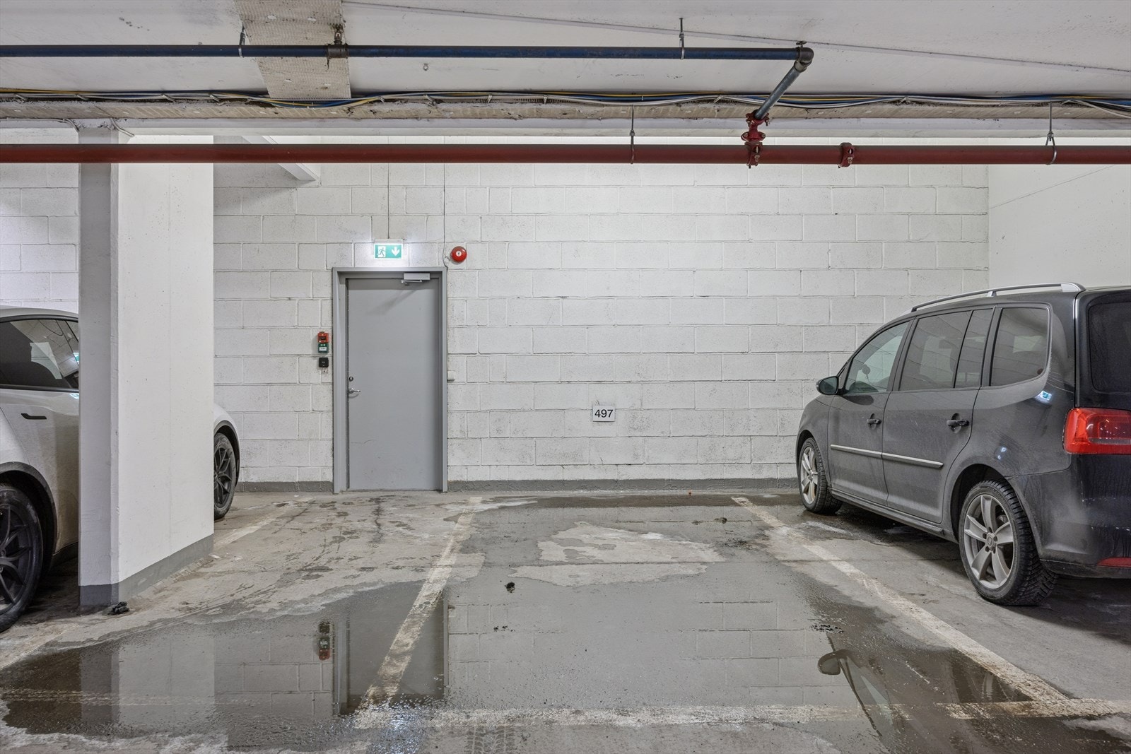 Leiligheten disponerer en romslig og lett tilgjengelig p-plass i felles garasjekjeller. Galleribilde