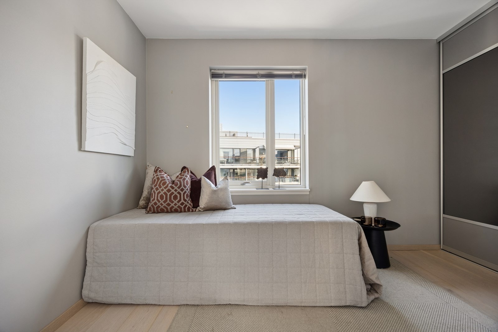 Vinduet gir godt med dagslys og utsyn. Galleribilde