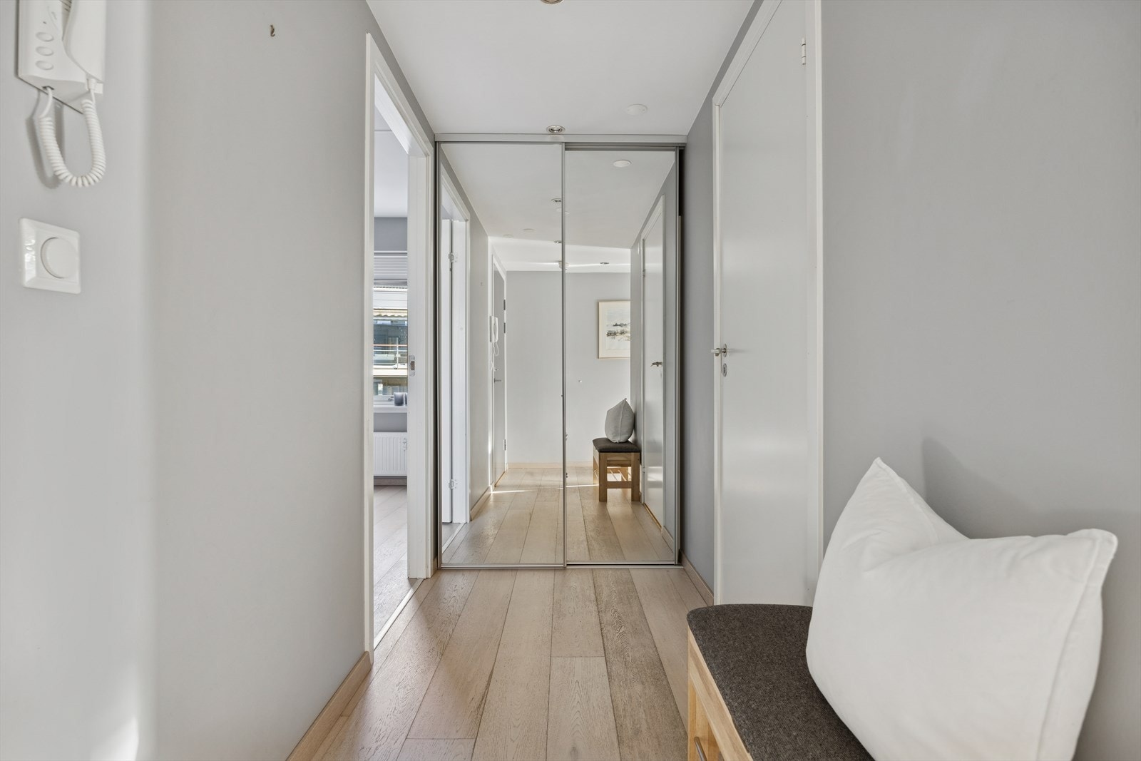 Entréen har skyvedørsgarderobe med speilfronter. Galleribilde