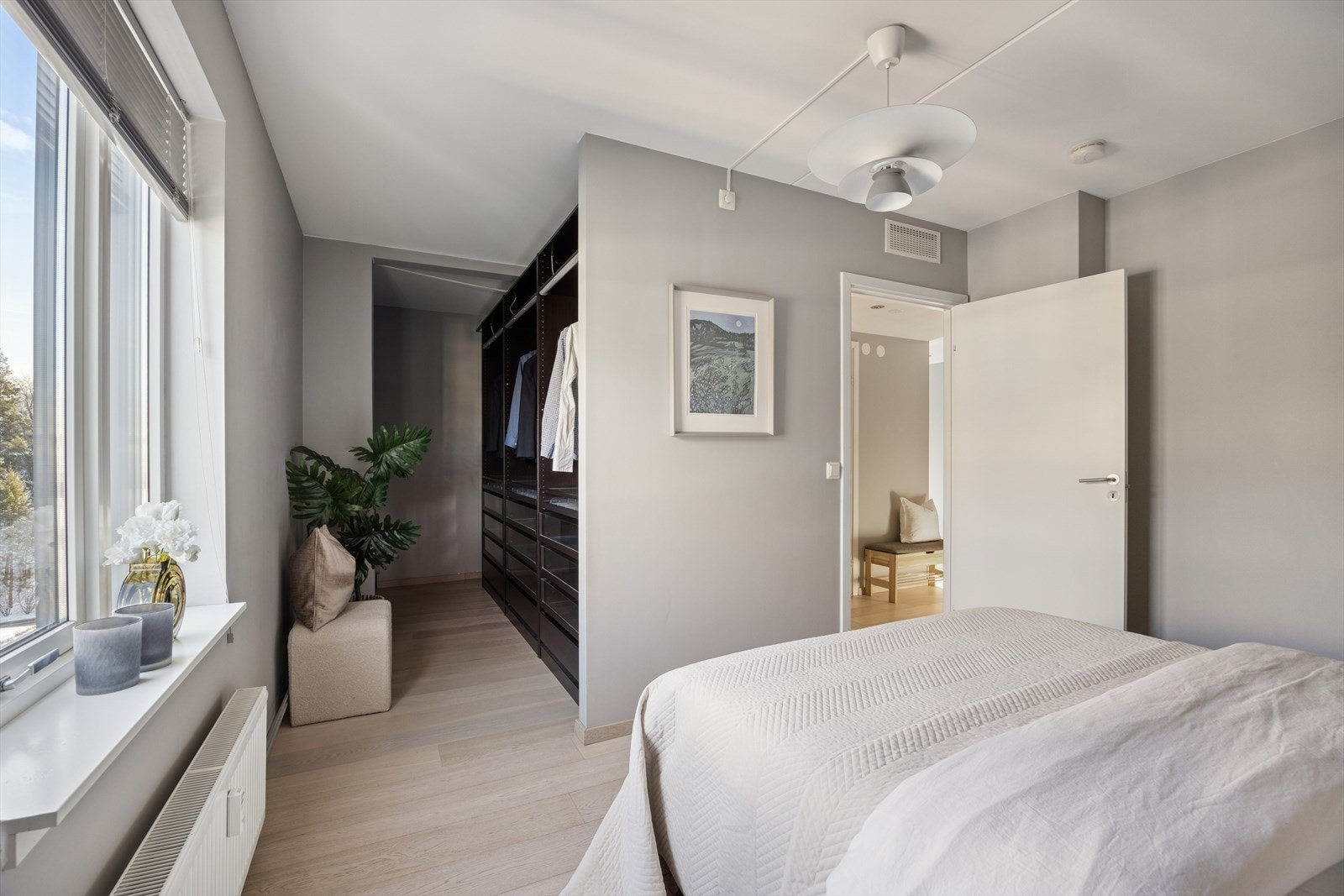 Fra hovedsoverommet er det direkte adkomst til et romslig walk-in closet. Galleribilde