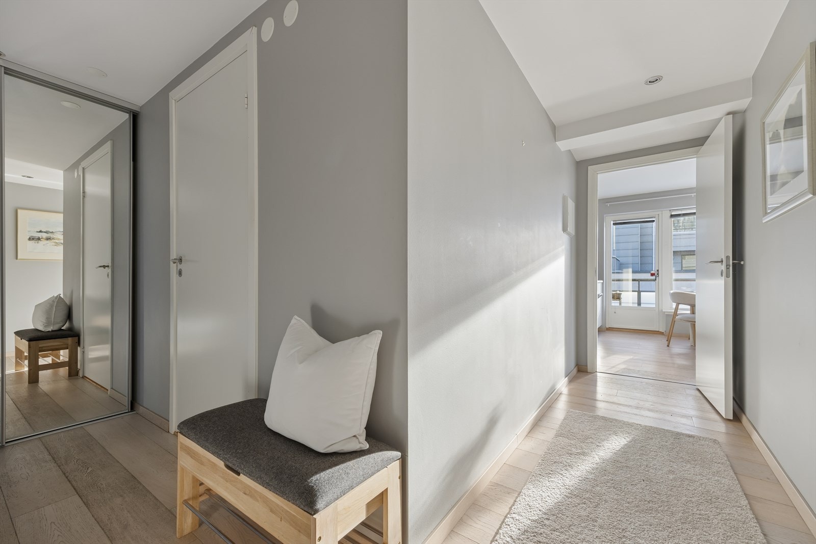 Fra entreen er det en oversiktlig adkomst til leilighetens øvrige rom. Galleribilde