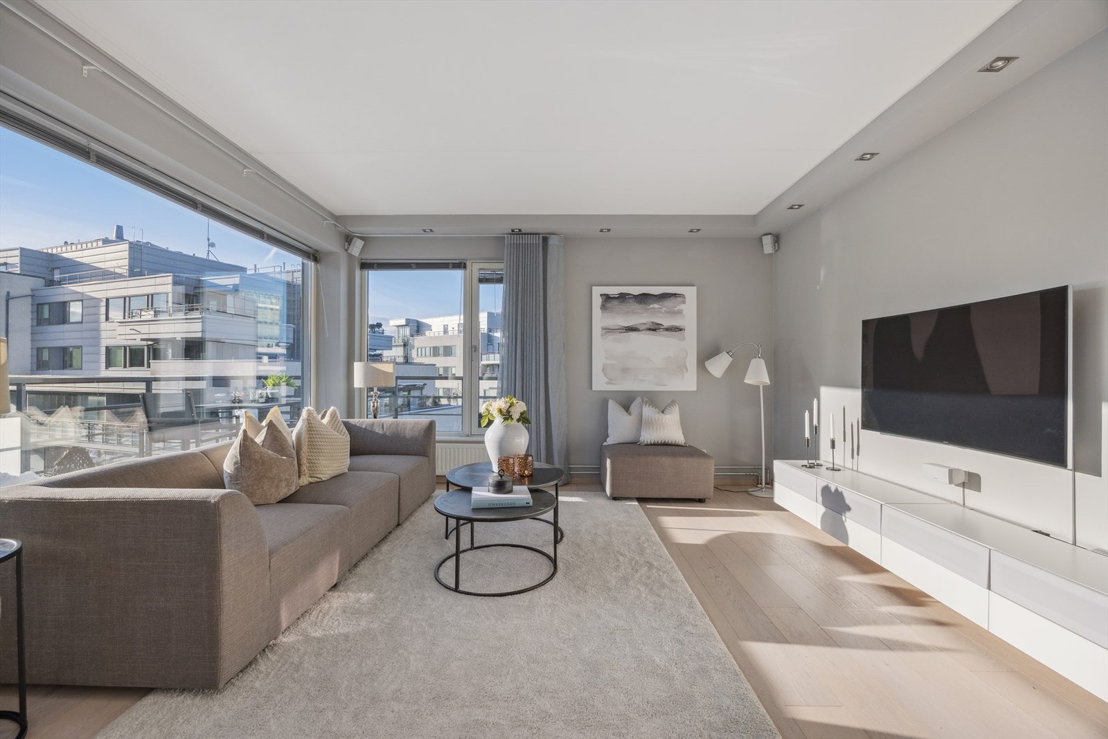 Stuen har gjennomgående parkett og malte flater i tidsriktige farger. TV med høyttaler og benk medfølger. Galleribilde