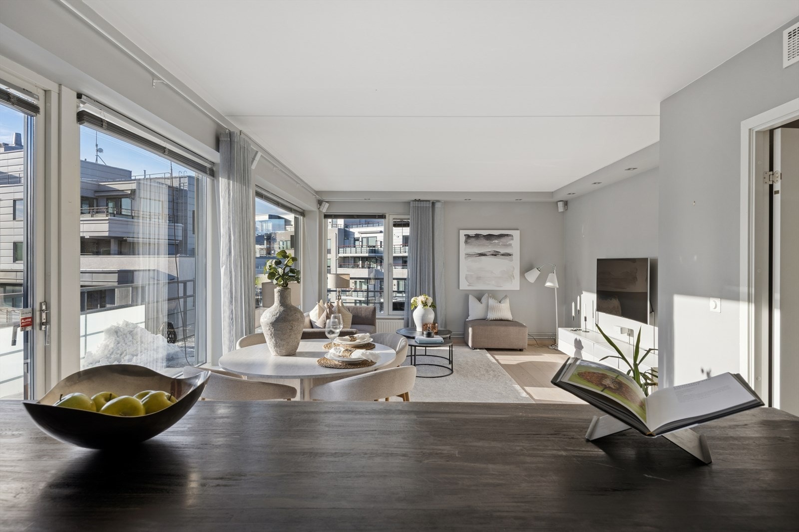 Fra kjøkkenøya har du full oversikt over stuen og spiseplassen. Galleribilde