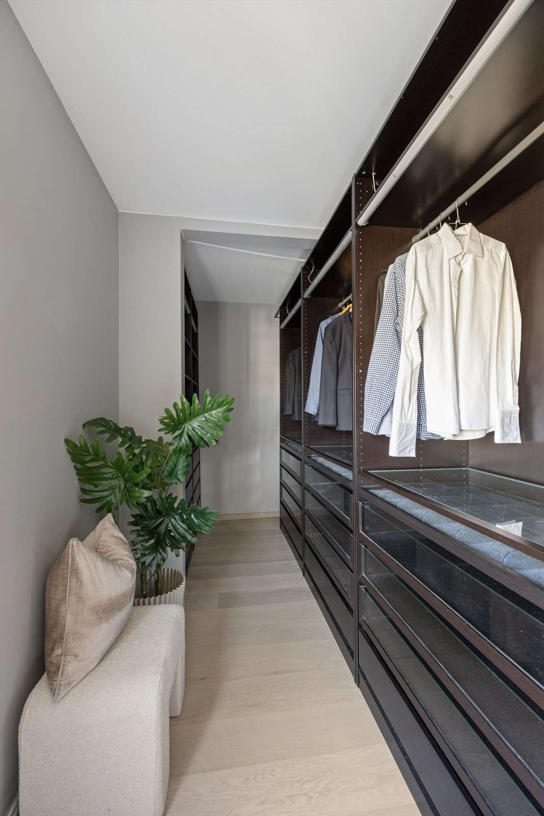 Den store garderobeløsningen gir rikelig med plass for oversiktlig oppbevaring. Galleribilde