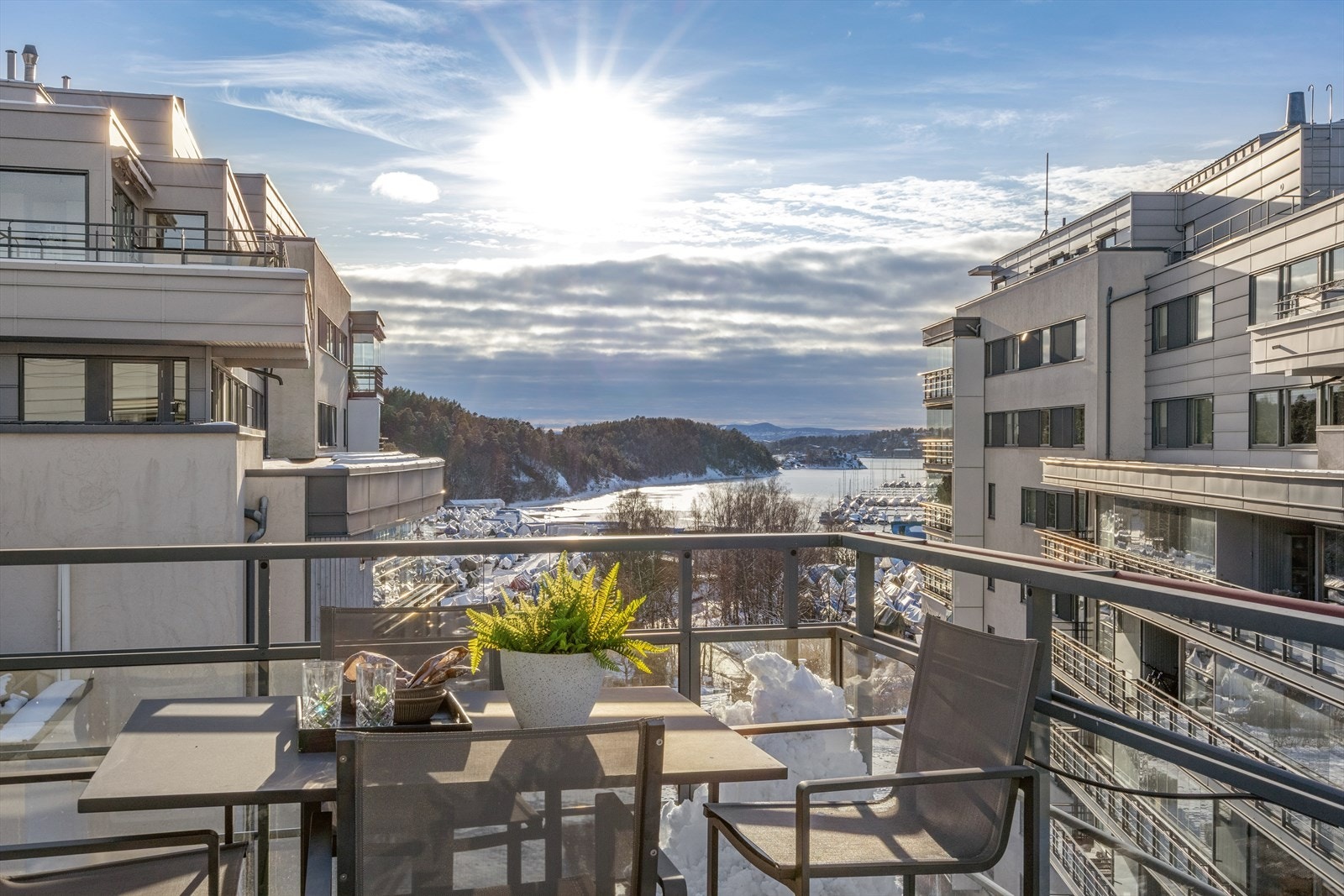 Den store hjørneterrassen på 24 m² har utsikt utover Bestumkilen. Galleribilde