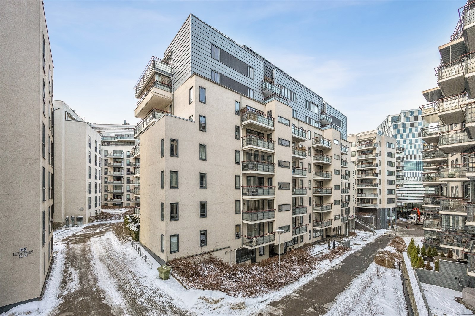 Beliggenheten er et knutepunkt med Skøyen stasjon som nærmeste nabo for effektiv transport. Flere treningssentre, som SATS og EVO, ligger innen gangavstand fra leiligheten. Galleribilde