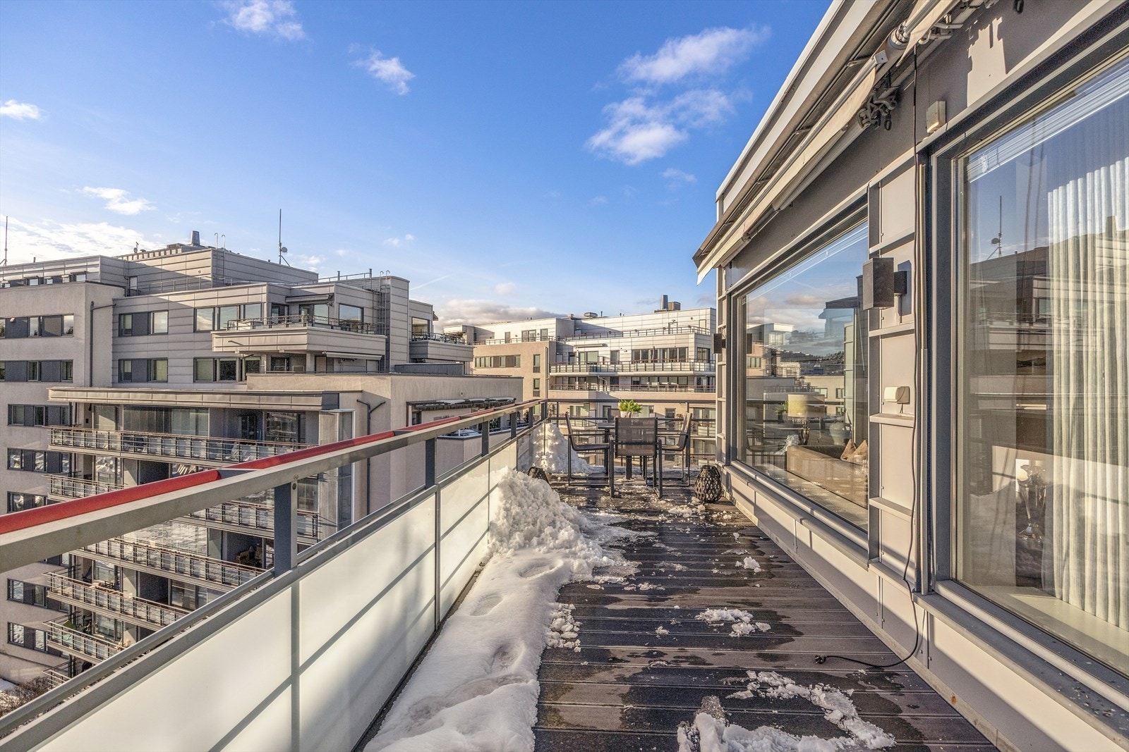 Terrassen har tredekke og rekkverk i stål og glass, med god plass til utemøbler. Galleribilde
