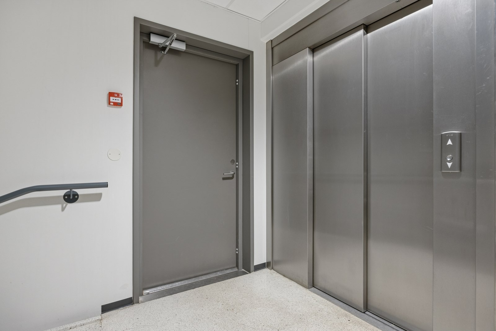 Bygget har heis som har adkomst direkte opp til leilighetens etasje og til garasje og bod. Galleribilde