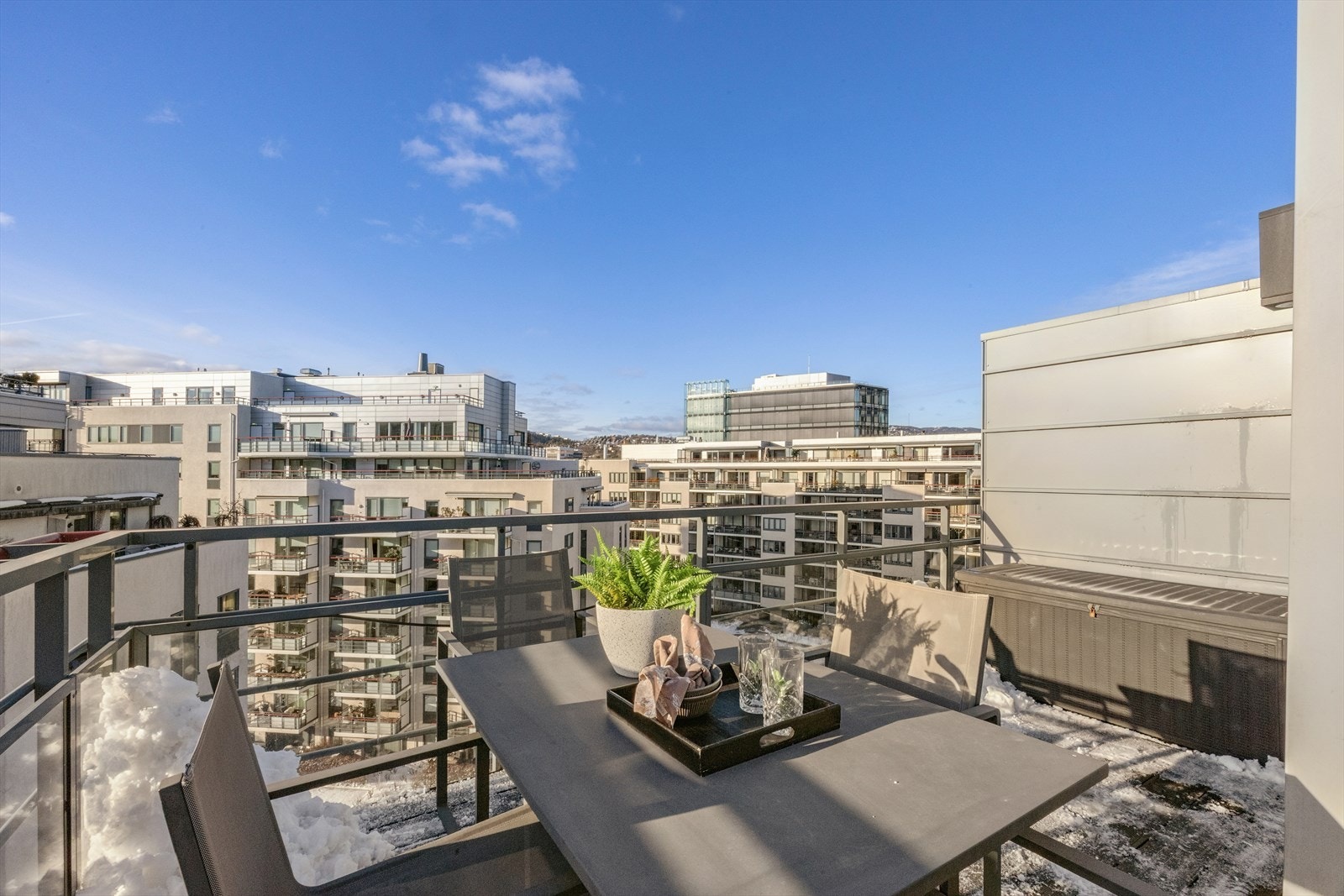 Hverdagslogistikken er enkel med både Meny og søndagsåpne Bunnpris et par minutter unna. Galleribilde