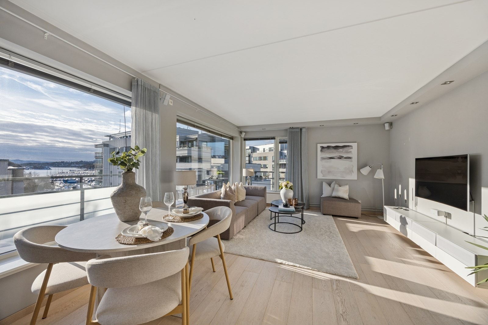 Spiseplassen er naturlig plassert ved vinduene, med direkte utgang til terrassen. Galleribilde