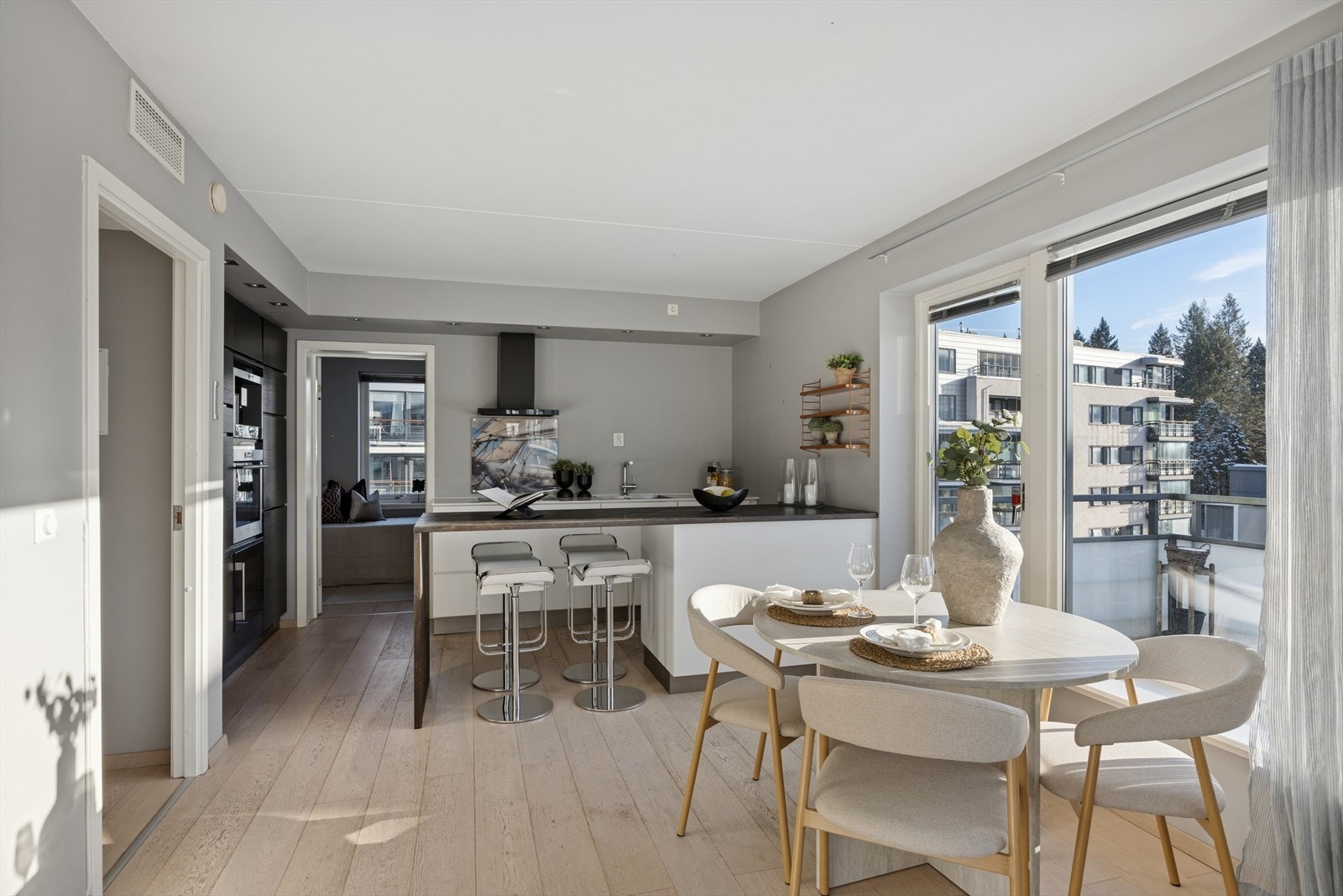 Et moderne og funksjonelt kjøkken, sentralt plassert i leilighetens sosiale sone. Galleribilde